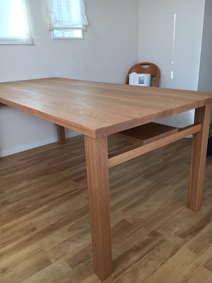 ホワイトオーク無垢材のテーブル