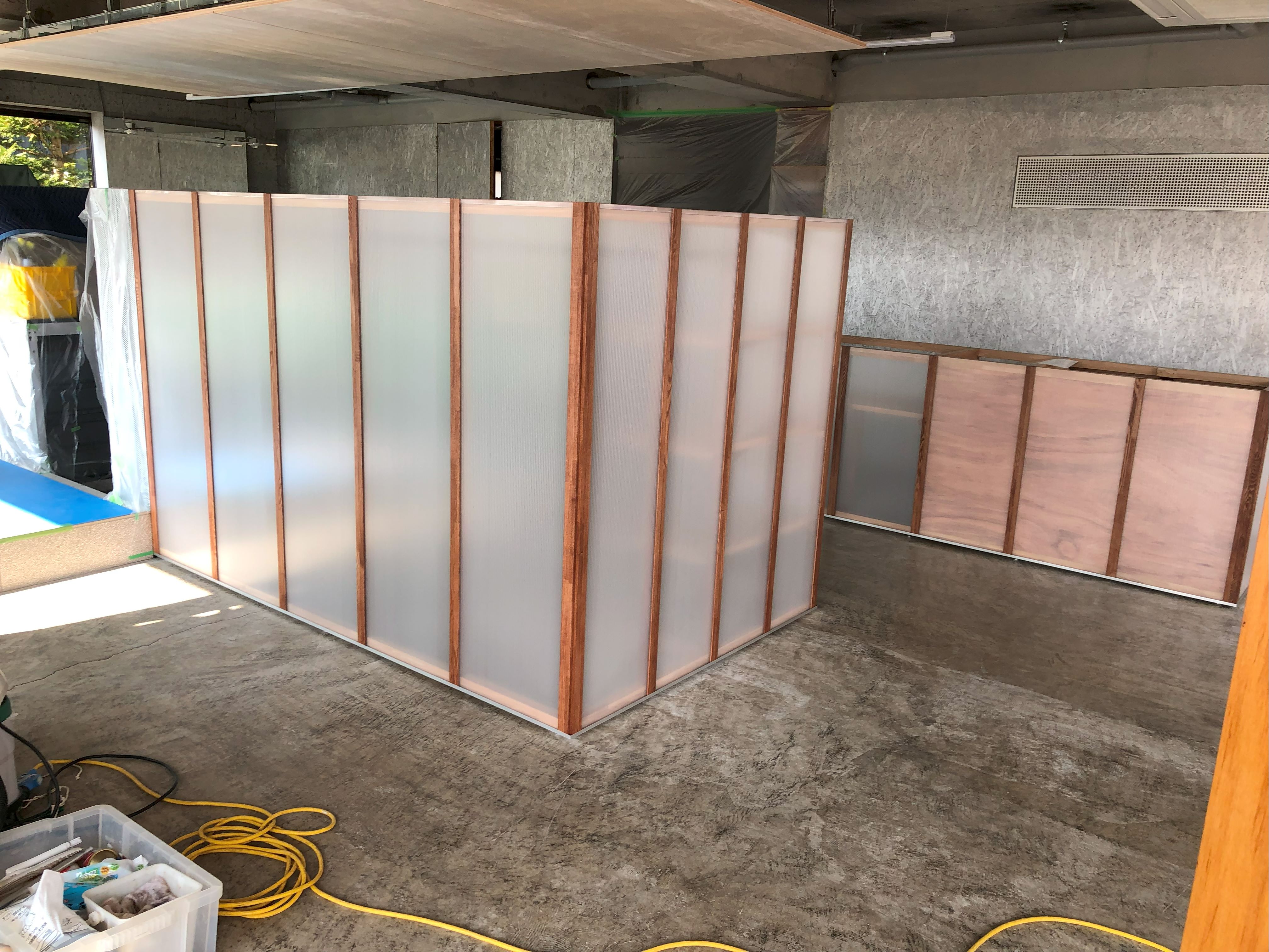 美容室のパーテーションパネル